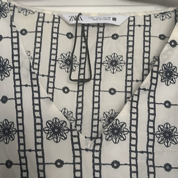 Puff sleeves crop top in blue and white - Picture 2 of 4